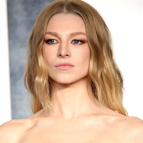 hunter schaffer naked|Hunter Schafer Went Topless, Wearing a Feather to the 2023。